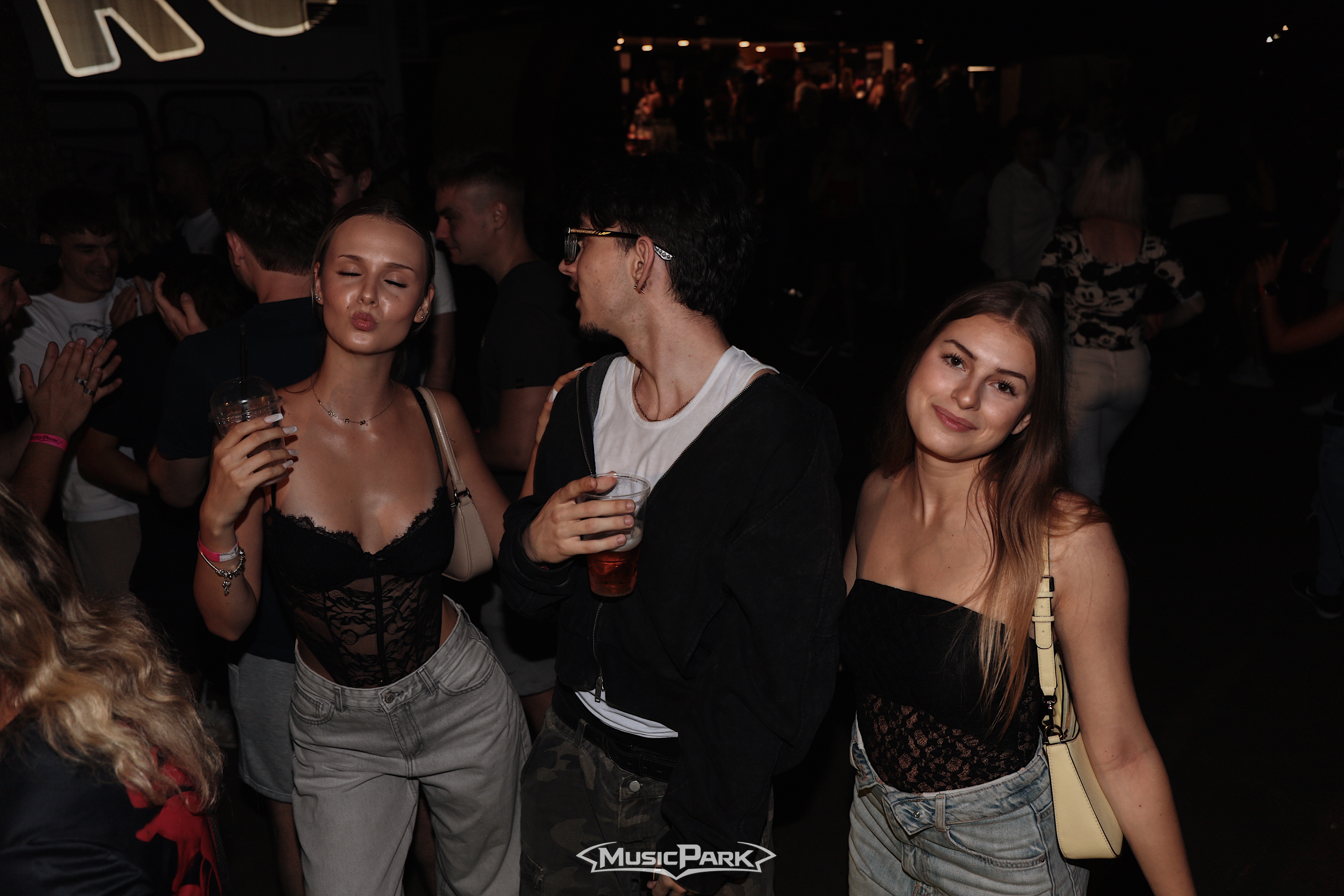 SUMMER WAVE - DOMINIKA MIRGOVÁ | ADISS | ŠORTY | DAWE WHITE
