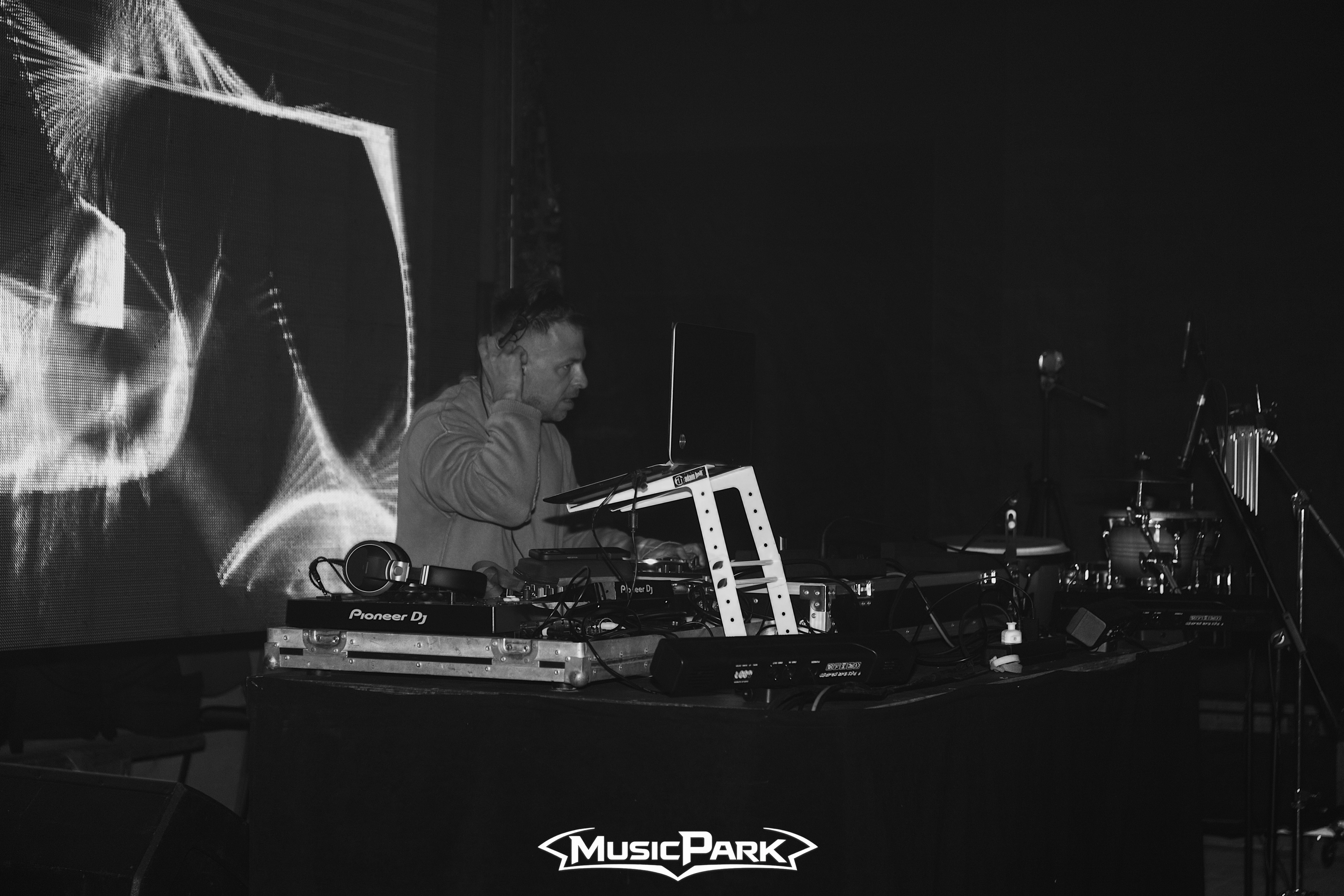 DJ EKG