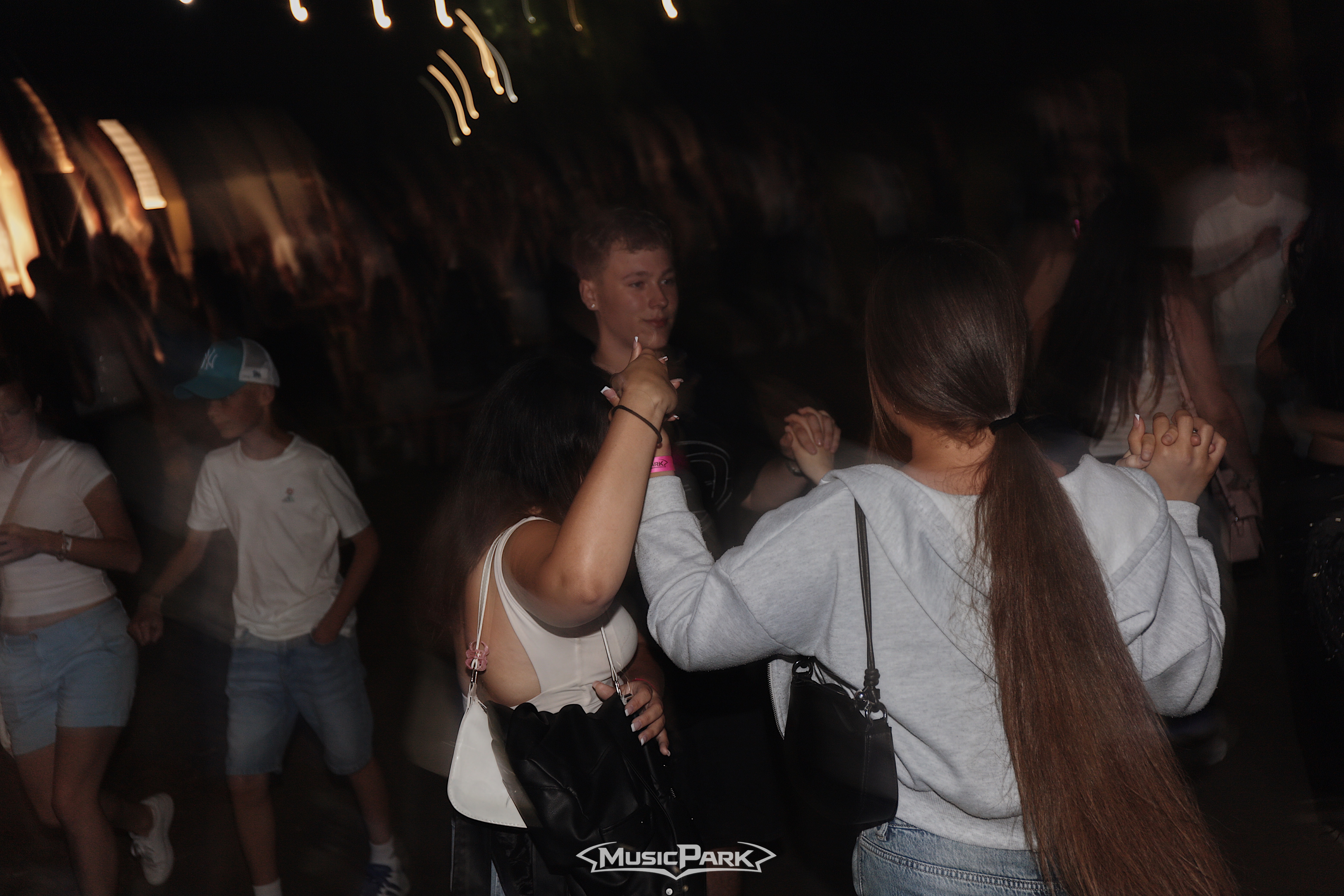 SUMMER WAVE - DOMINIKA MIRGOVÁ | ADISS | ŠORTY | DAWE WHITE