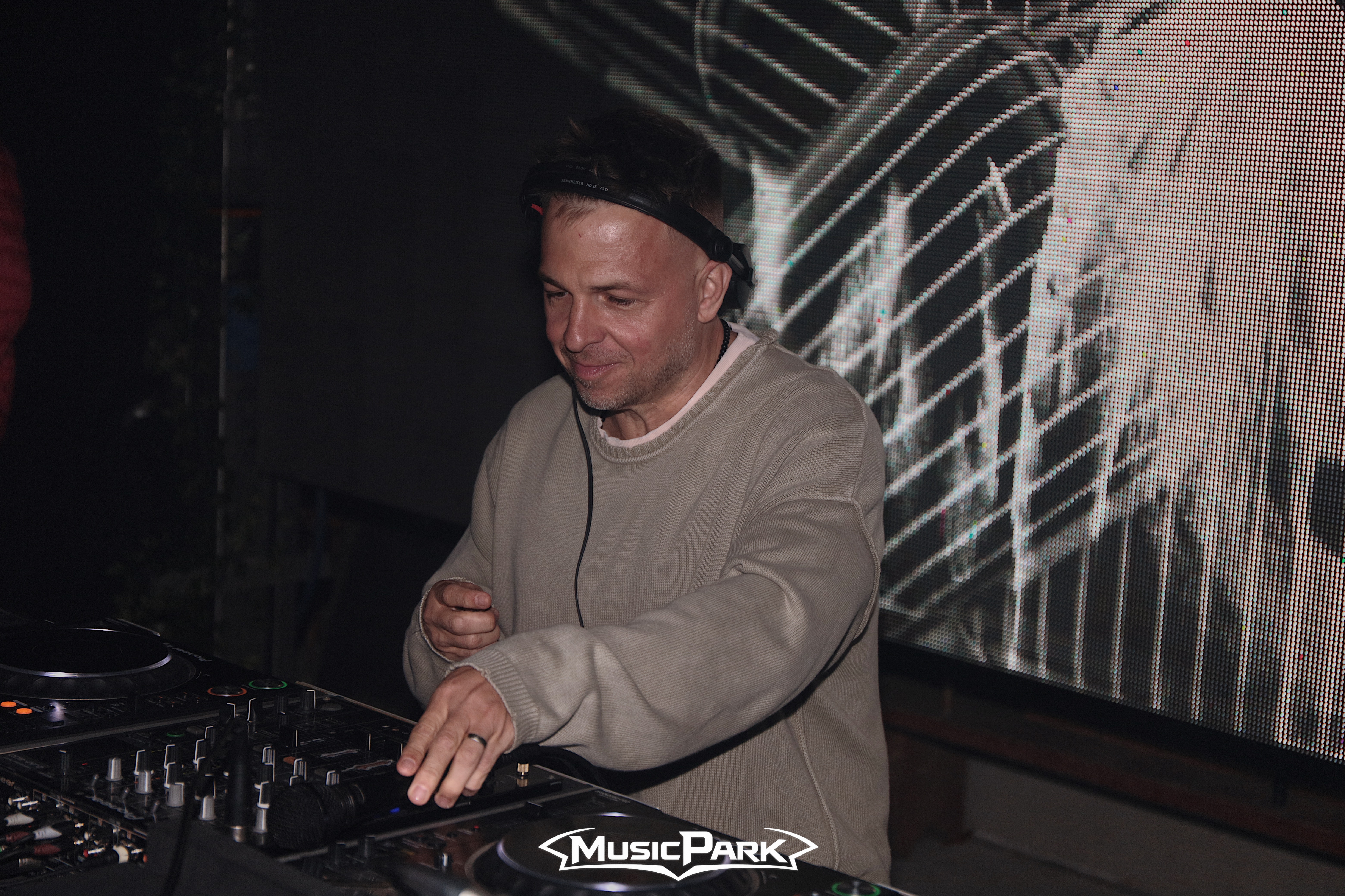 DJ EKG