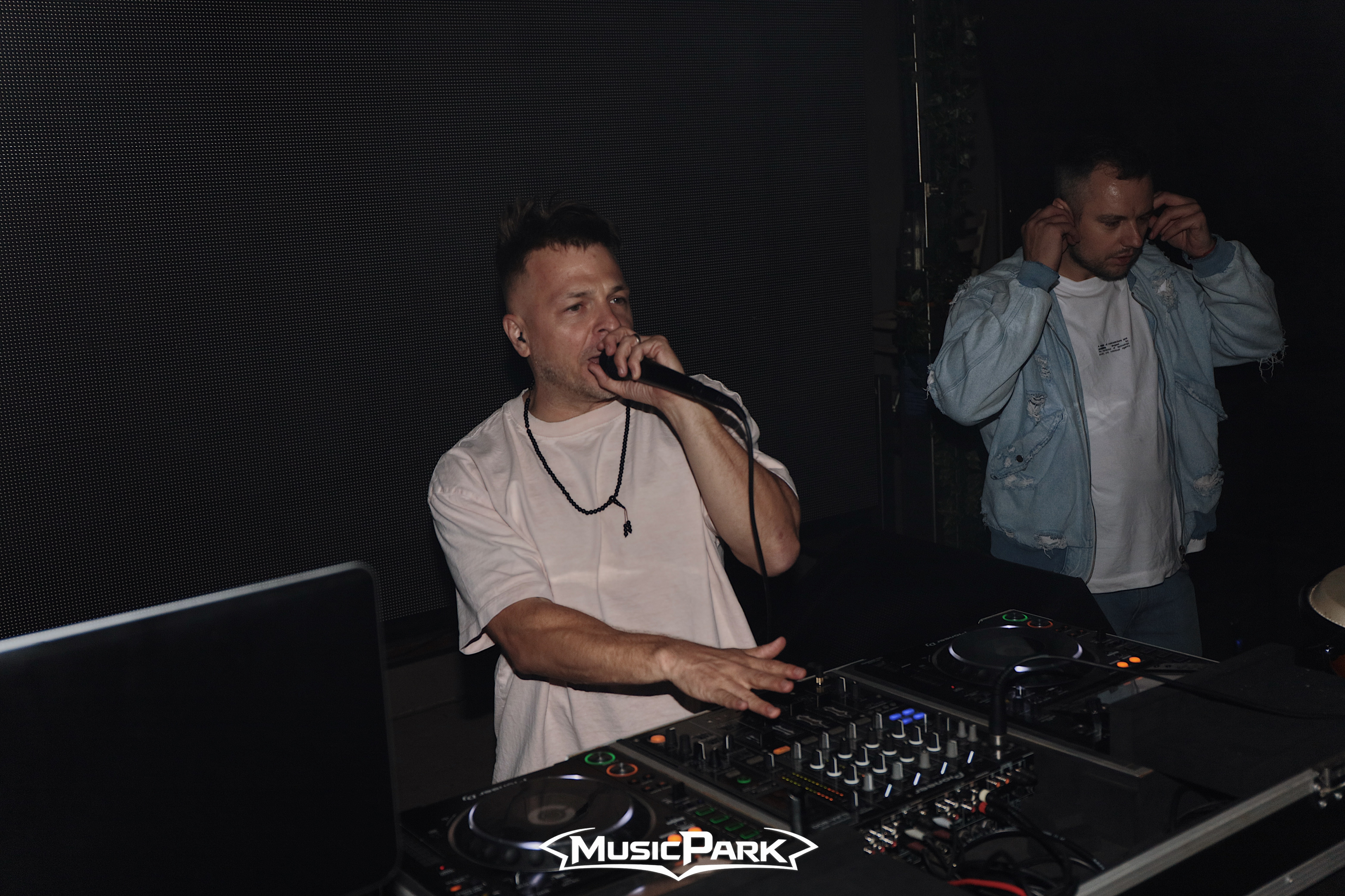 DJ EKG