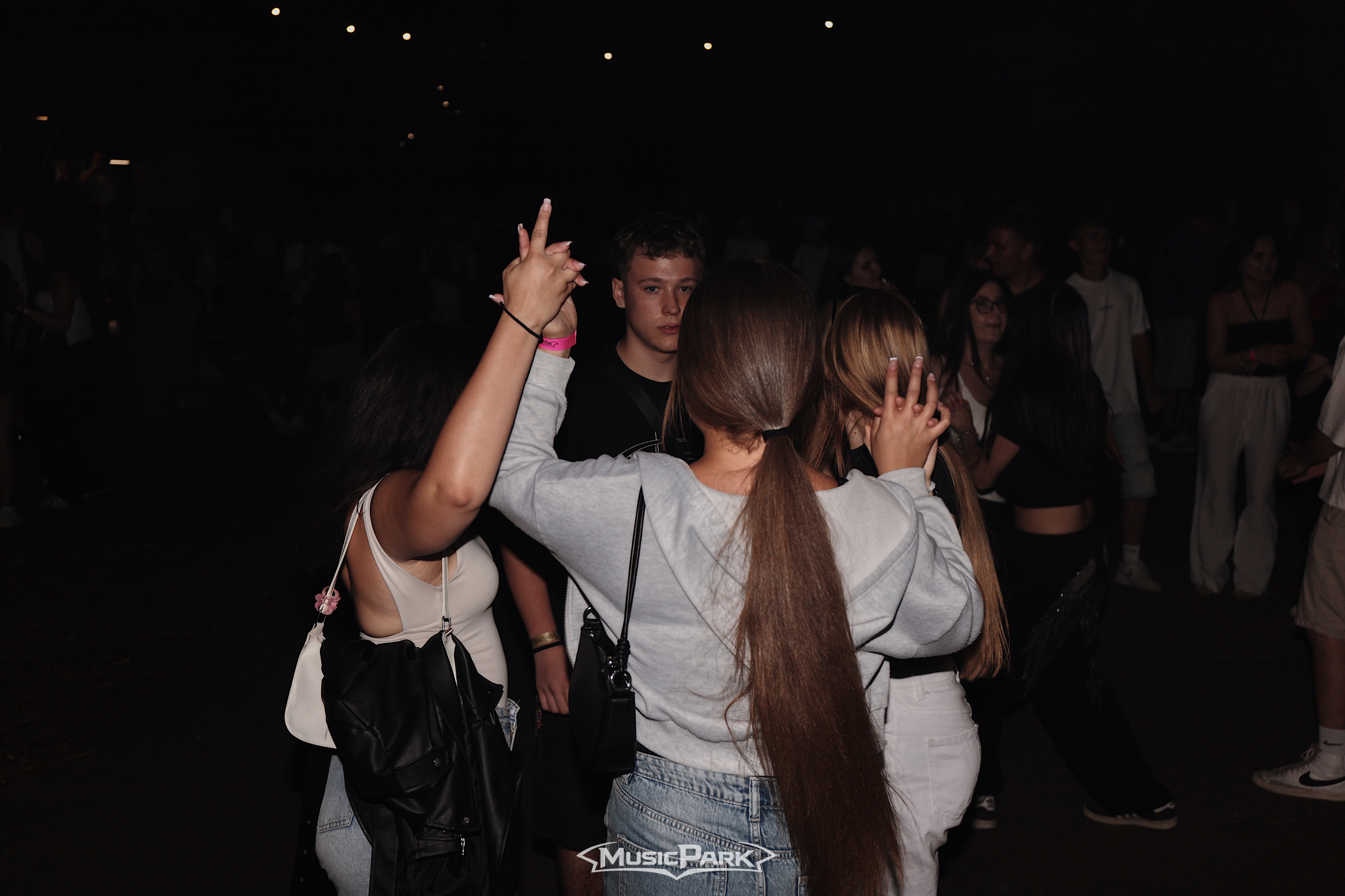 SUMMER WAVE - DOMINIKA MIRGOVÁ | ADISS | ŠORTY | DAWE WHITE
